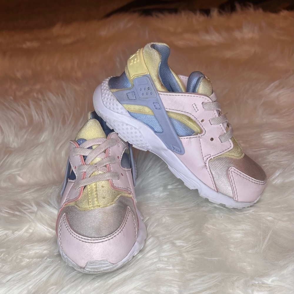 Toddler girl size 9c  pink purple yellow & white Huaraches excellent con…